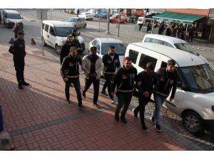 Bir gecede 4 tane araba çalan hırsızlar yakalandı