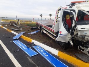 Trafik levhasını parçaladı