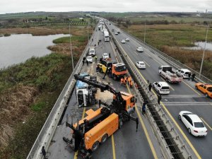 Yan yatan çöp kamyonu TEM otoyolunu trafiğe kapattı