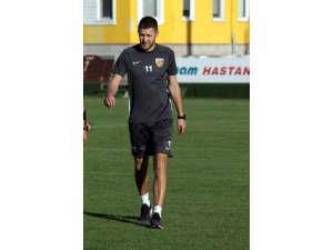 Artem Kravets ilk kez forma giydi