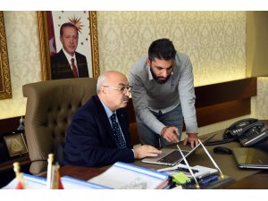 Aydın Valisi Köşger, AA'nın "Yılın Fotoğrafları" oylamasına katıldı