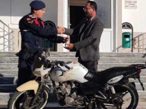 Jandarma çalınan motoru sahibine teslim etti