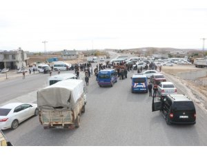 Kavşak isteyen köylüler yolda oturma eylemi yaptı