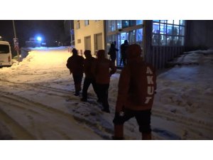 Kayıp 2 dağcıyı arayan ekipler sabahın ilk ışıklarında arama çalışmalarına yeniden başladı