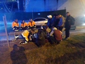 Kaza yapan motosikletlinin yardımına koştu, kamyon çarptı