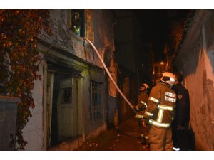Metruk evde çıkan yangın korkuttu