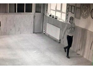 Konya'da hırsız cemaat namazdayken imamın telefonunu çaldı