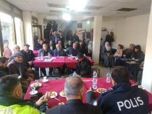 Sason’da polis mahalleleri dolaşarak vatandaşların sorunlarını dinliyor