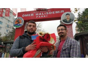 Cezadan kurtulmak için sokakta bedava çiçek dağıttı