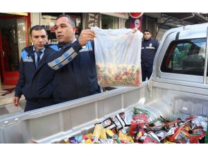 Tarihi geçmiş yüzlerce gıda ürünü imha edildi