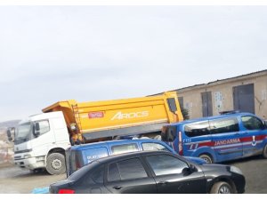 Kamyonun altında kalan işçi hayatını kaybetti