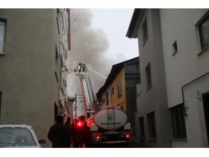 Bolu’da, çatı katında çıkan yangında ev kullanılamaz hale geldi