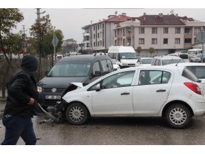 Düzce’de zincirleme trafik kazası: 3 yaralı