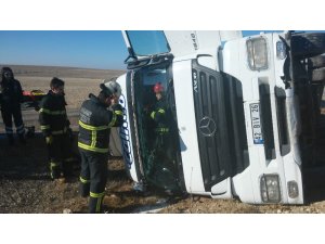 Devrilen tankerin kabininde sıkışan sürücüyü itfaiye çıkardı