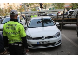 Engelli park yerlerine park eden araçlar çekildi