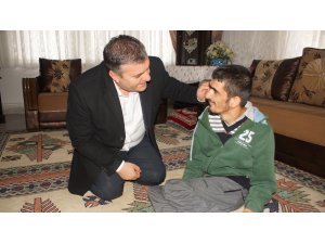 Başkan Demirbaş, engellileri evlerinde ziyaret etti