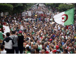 Cezayir’de eski liderlere yönelik yolsuzluk davası başladı