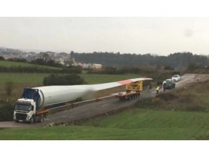 Rüzgar türbininin kanadını taşıyan tır devrildi, yol trafiğe kapandı