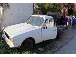 Çaldığı eski model araçla trafiği birbirine kattı, saklandığı evden ağlayarak çıktı