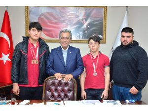 Şampiyonlar ayağının tozuyla Başkan Uygur’u ziyaret etti