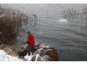 Abant Gölü’ne uçan otomobildeki 2 kişi yüzerek kurtuldu