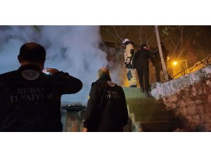 Bursa’da çöp dolu metruk binada korkutan yangın