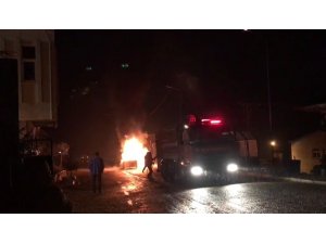 Motorundan sesler gelmeye başlayınca park ettiği araç alev alev  yandı