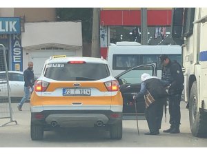 Yürümekte zorluk çeken yaşlı kadına polis yardım etti