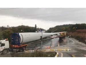 Rüzgar türbininin kanadını taşıyan tır böyle devrildi