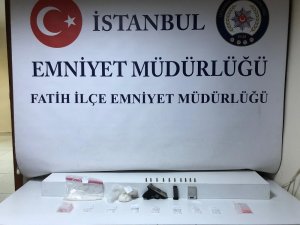 Evin çatısındaki tuğlalar arasından uyuşturucu ve silah fışkırdı