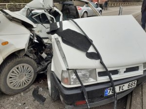 Hurdaya dönen otomobilin sürücüsü ölümden döndü