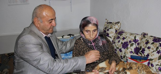 Vefakar koca yatağa bağımlı olan 49 yıllık eşine ilk günkü aşkla bakıyor