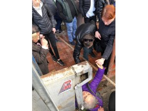 İskeleden kopan demir parçası yaşlı kadının üzerine düştü