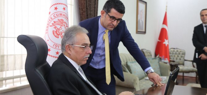 Konya Valisi Cüneyit Orhan Toprak, AA'nın "Yılın Fotoğrafları" oylamasına katıldı