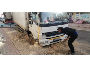 Sevkiyat kamyonu çöken yolda mahsur kaldı