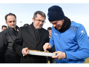 Vali Memiş’ten BB Erzurumspor’a tatlı ziyaret