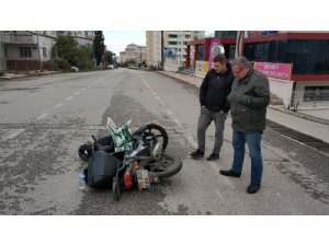 Motosiklet otomobil ile çarpıştı: 1 yaralı