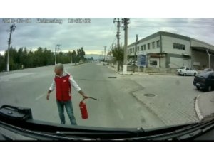 Şehiriçini durdurup yanan aracın imdadına koştu