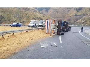 Elazığ’da kamyon devrildi: 1 ölü