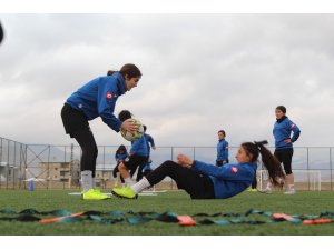 Yüksekova Kadın Futbol Takımı liderliğe hazırlanıyor