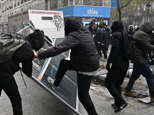 Fransa'daki emeklilik reformu protestoları yer yer şiddete dönüştü