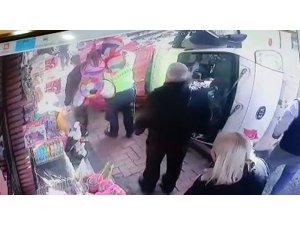 Meyve yüklü kamyonet devrildi