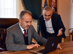 Bursa Büyükşehir Belediye Başkanı Aktaş, AA'nın "Yılın Fotoğrafları" oylamasına katıldı