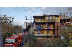 Anne ve 4 çocuk yangından son anda kurtarıldı