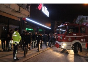 Binanın 4. katında çıkan yangın mahalleliyi sokağa döktü