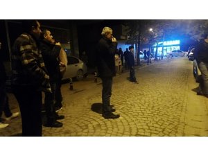 Kadın alkol komasına girdi, mahalleli çekirdek yiyerek kurtarılmasını izledi