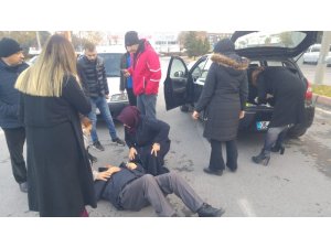 Yoldan geçmeye çalışan yayaya otomobil çarptı