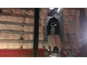 Aksaray’da tekstil eşyalarının içinde 350 bin paket kaçak sigara ele geçirildi