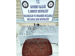 Kayseri’de tarihi eser kaçakçılığı; Doğu Roma ve İslami dönemlere ait sikke ve tarihi eserler ele geçirildi