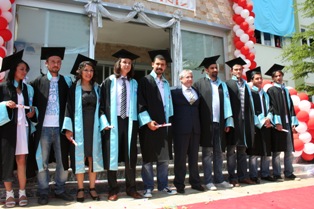 Mezuniyet sevincini yaşadılar